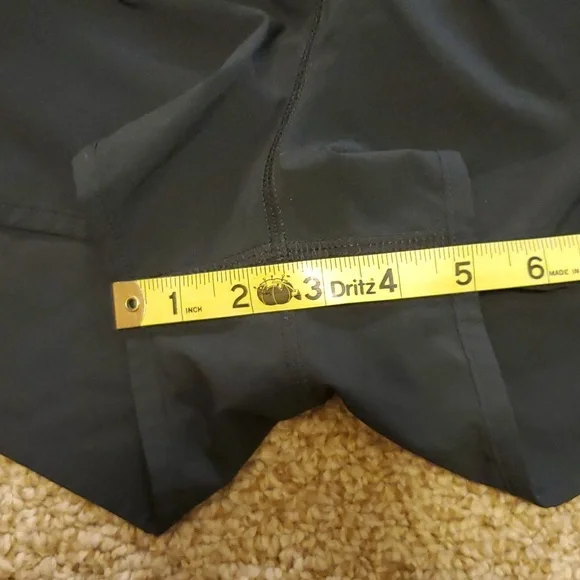 Lululemon speed up shorts size 6 - Picture 4 of 5